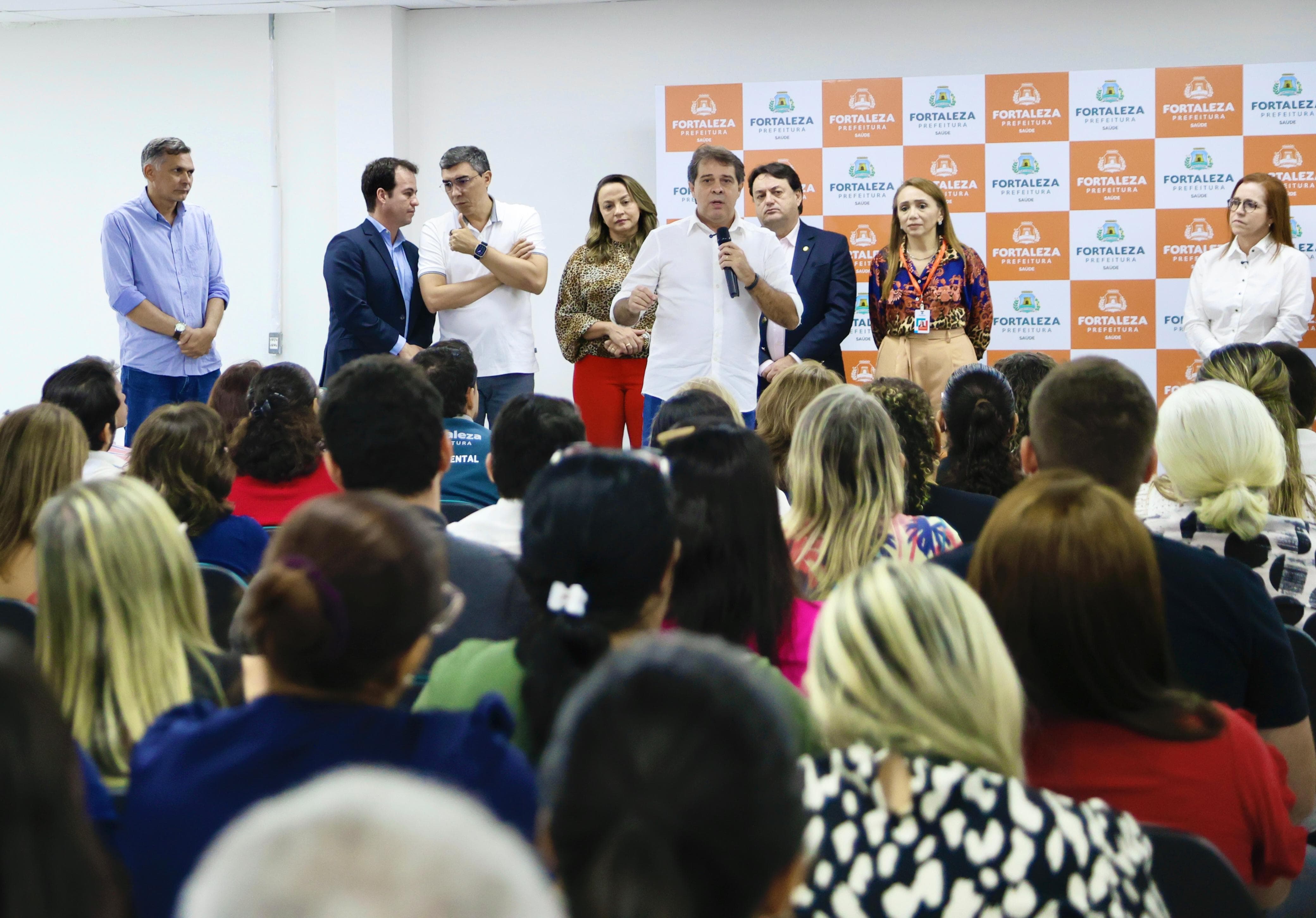 grupo de pessoas no auditório da SMS